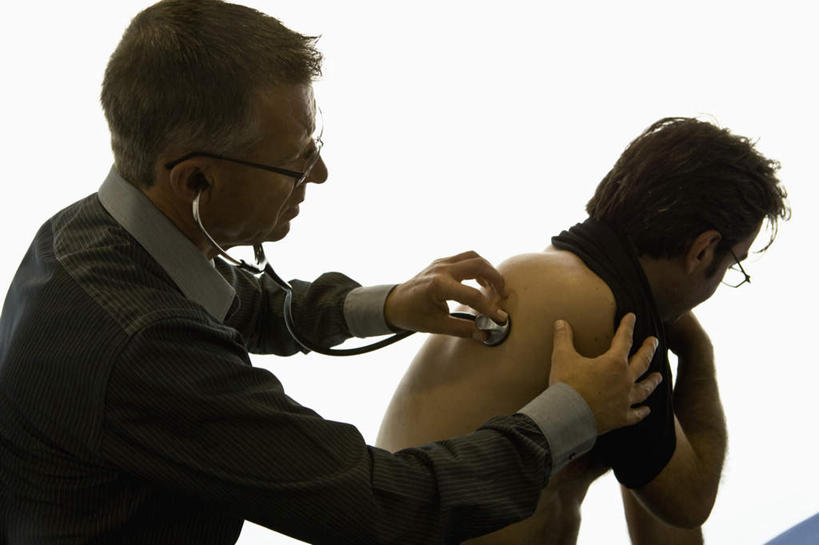 背,两个人,医生,病人,坐,横图,室内,白天,侧面,撑,握,拿,拿着,托腮,听诊器,按,托,医护人员,医疗人员,握着,医疗设备,托下巴,按着,男人,男性,年轻男性,中年男性,大夫,患者,就医者,坐着,半身,彩图