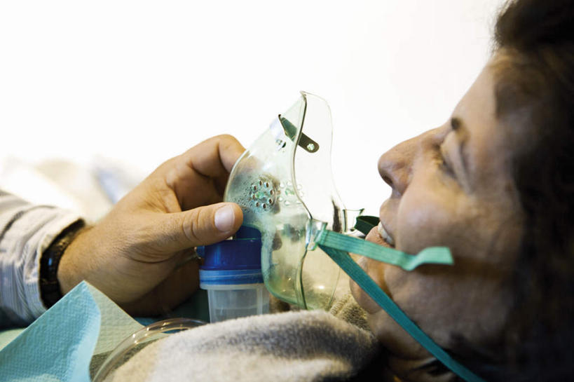 西方人,两个人,医生,病人,家,坐,躺,笑,微笑,露齿笑,横图,室内,白天,侧面,床,欧洲,欧洲人,床单,注视,被子,观察,看,医护人员,医疗人员,氧气瓶,单人床,观看,察看,被单,关注,卧着,男人,男性,女人,女性,中年男性,中年女性,白种人,大夫,患者,就医者,躺着,卧,坐着,半身,彩图