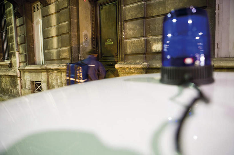 一个人,医生,家,站,横图,室内,白天,救护车,仅一个男性,仅一个人,房屋,屋子,楼房,住宅,车,仅一个年轻男性,背面,交通工具,站着,医护人员,医疗人员,紧急,男人,男性,年轻男性,大夫,站立,半身,彩图,房子