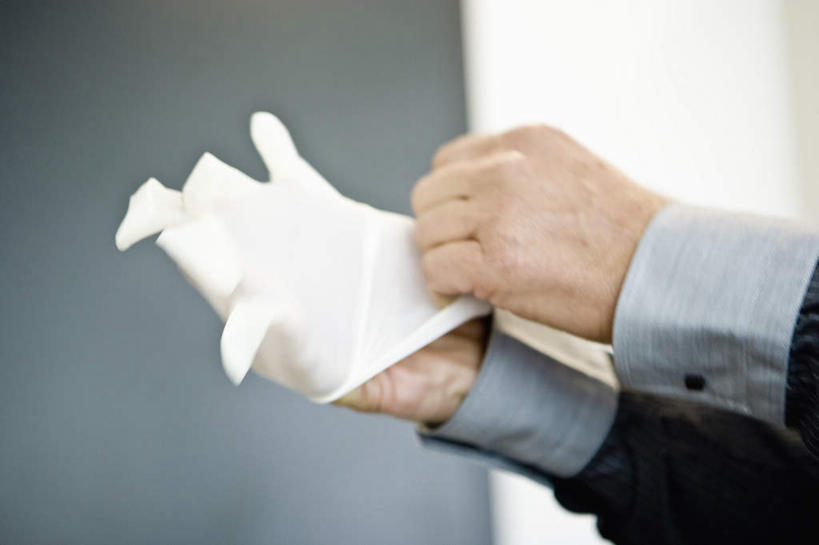 手,一个人,医生,医院,横图,室内,特写,白天,侧面,仅一个男性,仅一个人,仅一个中年男性,手套,医护人员,医疗人员,手部,橡胶,橡胶手套,橡胶制品,医疗机构,医用手套,男人,男性,中年男性,大夫,半身,彩图,病院,诊所