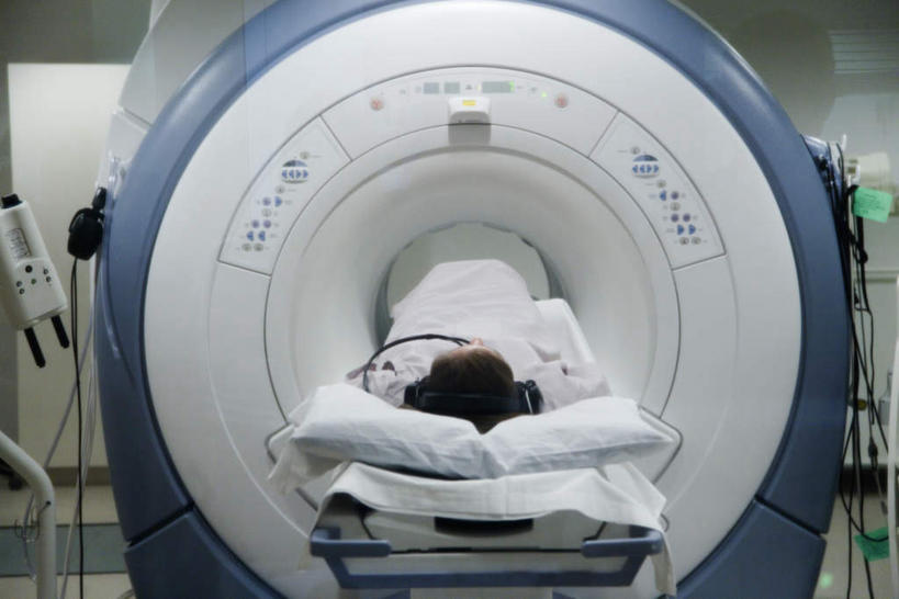 西方人,一个人,医生,医院,躺,横图,室内,白天,正面,机器,欧洲,欧洲人,仅一个年轻女性,仅一个女性,仅一个人,医学,设备,扫描仪,医疗,核磁共振,核磁共振成像,医疗机构,磁共振成像,核磁共振技术,卧着,年轻女性,女人,女性,白种人,躺着,卧,半身,彩图,病院,诊所