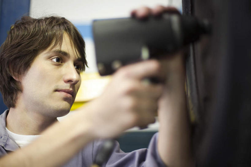 西方人,一个人,机修工,技术人员,蹲,横图,室内,白天,侧面,汽车,欧洲,欧洲人,仅一个男性,仅一个人,朦胧,模糊,注视,车,工人,仅一个年轻男性,轮胎,交通工具,轿车,观察,看,观看,修理,察看,关注,男人,男性,年轻男性,白种人,机械师,机修工人,技术员,蹲着,半身,彩图