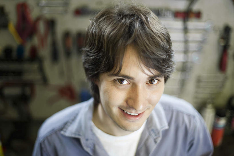 西方人,一个人,技术人员,站,笑,微笑,露齿笑,横图,俯视,室内,白天,欧洲,欧洲人,仅一个男性,仅一个人,工具,注视,仅一个年轻男性,观察,看,站着,观看,螺丝刀,起子,察看,关注,扳钳,男人,男性,年轻男性,白种人,技术员,站立,半身,彩图,高角度拍摄