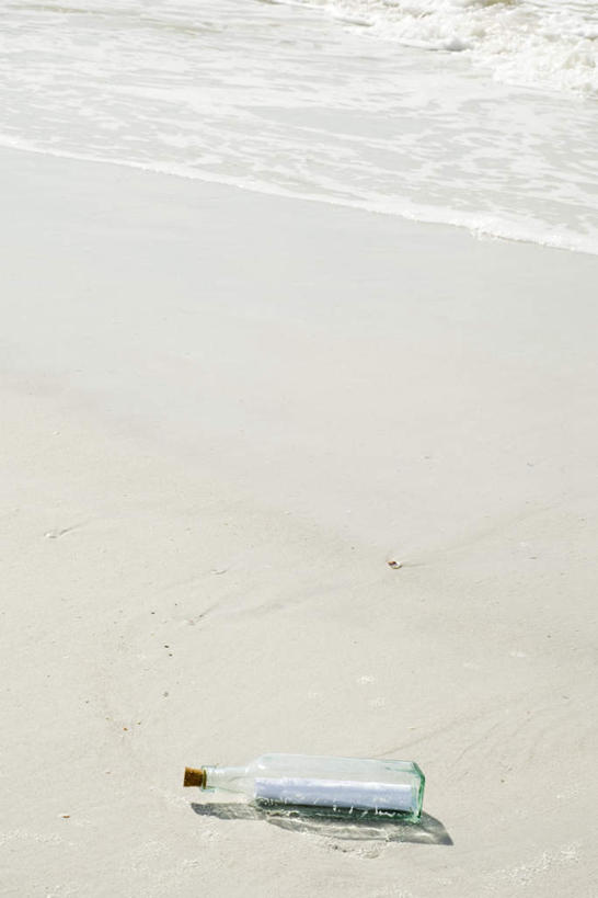 无人,竖图,俯视,室外,白天,神秘,海浪,海洋,沙滩,阴影,光线,沙子,影子,海岸,浪花,漂流瓶,艺术品,沙地,装饰品,阳光,海水,祈祷,惊喜,许愿,期待,祈求,海景,许愿瓶,偶然,大海,风浪,海,海水的波动,海滩,近岸浪,涌浪,彩图,高角度拍摄