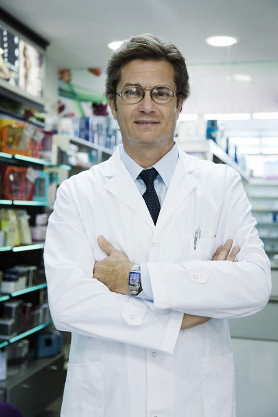 西方人,一个人,医生,站,笑,双手交叉,微笑,露齿笑,竖图,室内,白天,正面,欧洲,欧洲人,仅一个男性,仅一个人,药,仅一个年轻男性,药店,站着,医护人员,医疗人员,双手抱胸,白大褂,陈列柜,男人,男性,年轻男性,白种人,大夫,站立,半身,彩图