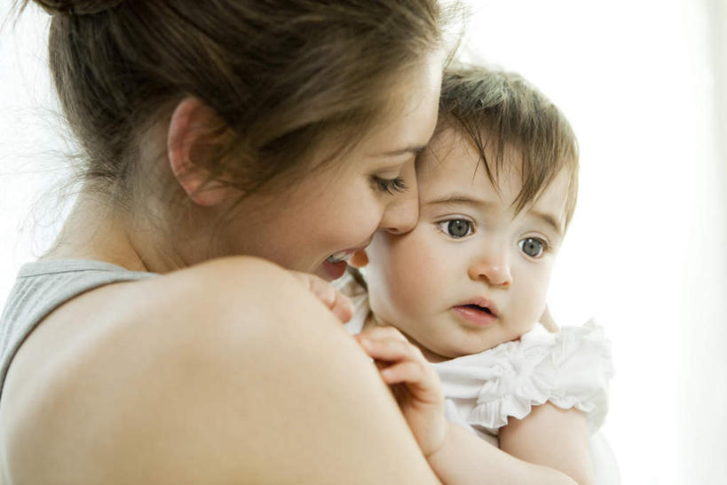 西方人,婴儿,儿童,两个人,母亲,儿子,抱,笑,微笑,露齿笑,横图,室内,特写,白天,侧面,纯洁,欧洲,欧洲人,注视,小孩,观察,看,母子,可爱,母爱,活泼,抱着,观看,察看,搂着,关注,宝宝,纯真,烂漫,无邪,伶俐,天真,男人,男性,年轻女性,白种人,孩子,怀抱,搂,搂抱,相抱,拥抱,半身,彩图,男生