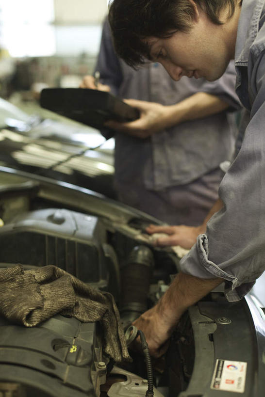 西方人,两个人,技术人员,站,竖图,室内,白天,侧面,汽车,欧洲,欧洲人,引擎,注视,车,测量仪,交通工具,轿车,观察,看,站着,观看,修理,察看,关注,男人,男性,年轻男性,白种人,技术员,站立,半身,彩图