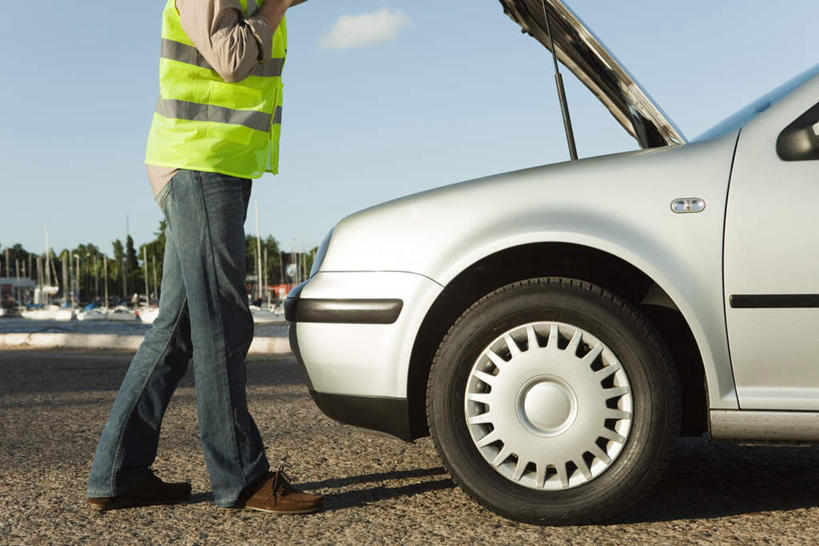 西方人,一个人,技术人员,站,举,横图,室外,白天,侧面,河流,水,植物,汽车,欧洲,欧洲人,仅一个男性,仅一个人,阴影,光线,影子,河水,水流,云,云朵,引擎,云彩,车,树,树木,仅一个年轻男性,蓝色,绿色,白云,蓝天,天空,阳光,自然,交通工具,轿车,天,托,站着,生长,晴朗,成长,抬起,男人,男性,年轻男性,白种人,晴空,技术员,举起,举手,举着,向上举,向上伸,向上托,站立,半身,彩图