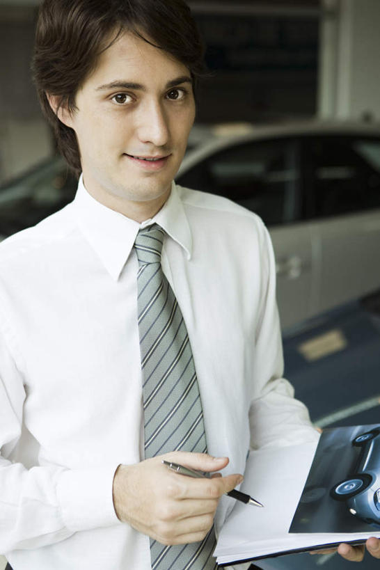 西方人,一个人,商务人士,商务男性,站,竖图,室内,白天,正面,衬衫,汽车,欧洲,欧洲人,仅一个男性,仅一个人,握,套装,笔,材料,档案,文件,墙,办公用品,拿,拿着,注视,墙壁,墙面,车,文具,仅一个年轻男性,学习用品,资料,交通工具,轿车,观察,看,站着,握着,观看,文具用品,察看,关注,文档,商务装,销售员,工薪阶层,男人,男性,年轻男性,白种人,白领,上班族,站立,半身,彩图,衬衣