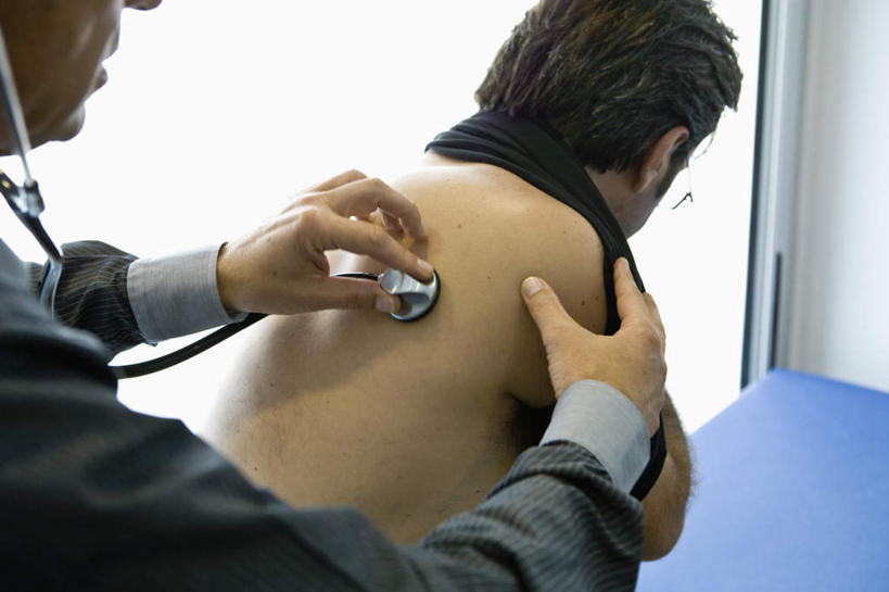 西方人,背,两个人,医生,病人,医院,坐,横图,室内,白天,窗户,床,落地窗,欧洲,欧洲人,握,检查,墙,床单,拿,拿着,被子,玻璃窗,墙壁,墙面,背面,听诊器,医护人员,医疗人员,搭,握着,单人床,医疗设备,诊断,被单,搭着,医疗机构,男人,男性,中年男性,白种人,大夫,患者,就医者,坐着,半身,彩图,病院,诊所