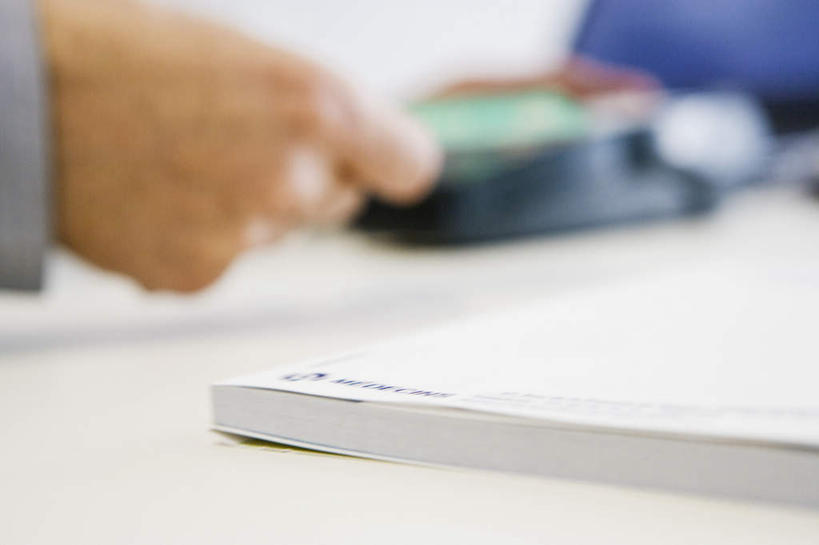 西方人,手,一个人,医生,医院,横图,俯视,室内,白天,书籍,欧洲,欧洲人,仅一个男性,仅一个人,仅一个中年男性,握,便签,拿,拿着,药方,医护人员,医疗人员,手部,握着,医疗机构,男人,男性,中年男性,白种人,大夫,书,图书,半身,彩图,高角度拍摄,病院,诊所,处方