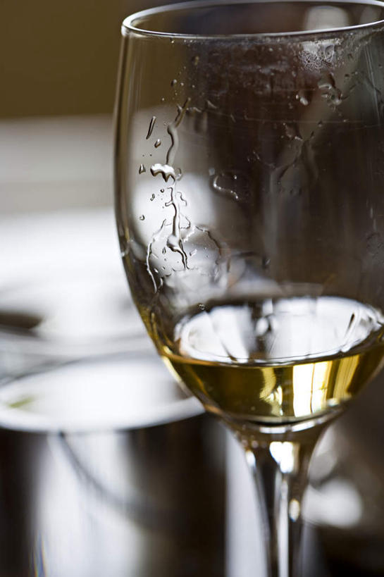 葡萄酒,无人,竖图,俯视,室内,特写,白天,奢侈,快乐,静物,杯子,高脚杯,浪漫,玻璃制品,酒,饮料,酒杯,香槟,诱惑,香槟杯,气泡酒,起泡酒,汽酒,玻璃杯,彩图,高角度拍摄,高兴,欢笑