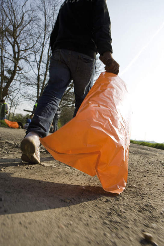 一个人,走,竖图,室外,白天,仰视,树林,植物,仅一个男性,仅一个人,握,阴影,环保,光线,影子,垃圾,拿,拎,拿着,树,树木,仅一个年轻男性,蓝色,绿色,蓝天,天空,阳光,自然,天,握着,肮脏,生长,晴朗,成长,垃圾袋,环境,回收,资源,脏,利用,低碳,循环,万里无云,男人,男性,年轻男性,晴空,晴空万里,步行,散步,走路,半身,彩图,低角度拍摄,拎着