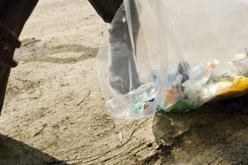 腿部,腿,一个人,站,横图,俯视,室外,白天,道路,路,仅一个男性,仅一个人,仅一个中年男性,环保,塑料,小路,垃圾,交通,塑料制品,站着,塑料瓶,肮脏,环境,回收,资源,脏,利用,低碳,循环,男人,男性,中年男性,站立,半身,彩图,高角度拍摄