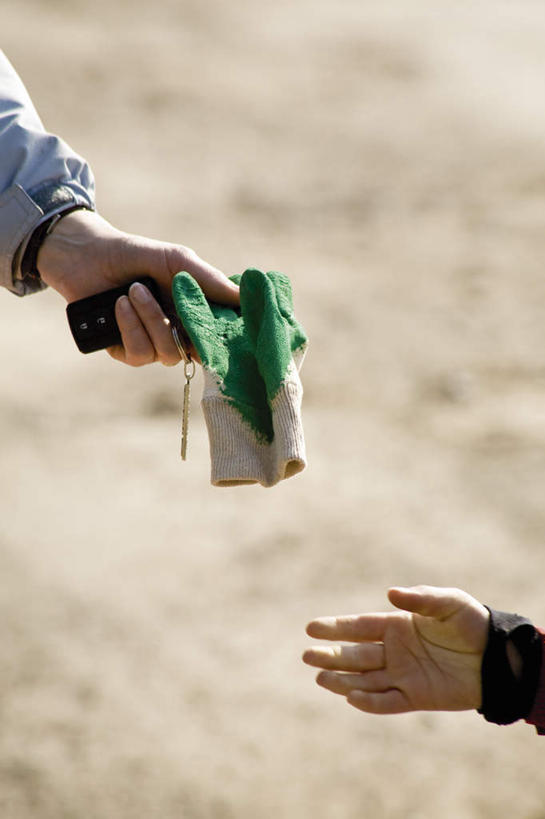 西方人,手,两个人,伙伴,朋友,竖图,俯视,室外,白天,友谊,安全,欧洲,欧洲人,递,握,朦胧,模糊,防护,钥匙,地面,拿,拿着,手套,手部,握着,保护,开启,封闭,保险,私密,保全,周全,安稳,安定,防盗,平安,友情,男人,男性,年轻男性,白种人,半身,彩图,高角度拍摄