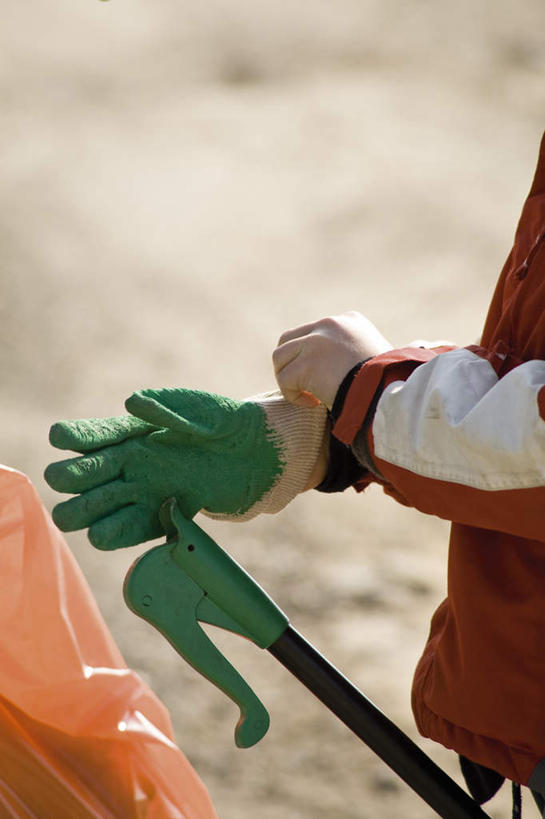 西方人,一个人,站,竖图,俯视,室外,白天,欧洲,欧洲人,仅一个男性,仅一个人,环保,朦胧,模糊,棒,垃圾,地面,穿,仅一个年轻男性,手套,站着,肮脏,垃圾袋,环境,回收,资源,脏,利用,低碳,循环,男人,男性,年轻男性,白种人,站立,半身,彩图,高角度拍摄