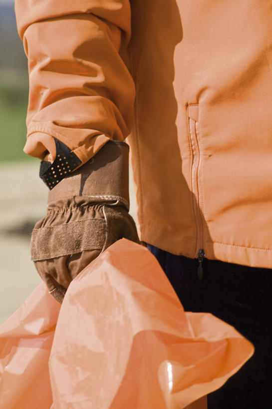 西方人,一个人,清洁工,站,竖图,室外,白天,正面,欧洲,欧洲人,仅一个男性,仅一个人,握,环保,垃圾,拿,拎,拿着,仅一个年轻男性,黄色,站着,握着,肮脏,垃圾袋,环境,回收,资源,脏,清洁员,保洁员,利用,低碳,循环,清洁人员,男人,男性,年轻男性,白种人,清洁工人,站立,半身,彩图,拎着