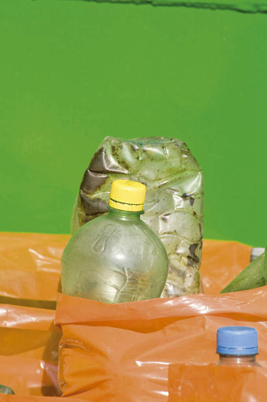 无人,竖图,俯视,室外,白天,许多,环保,垃圾,黄色,绿色,瓶子,塑料制品,塑料瓶,肮脏,垃圾箱,垃圾袋,环境,回收,资源,脏,利用,低碳,循环,彩图,高角度拍摄