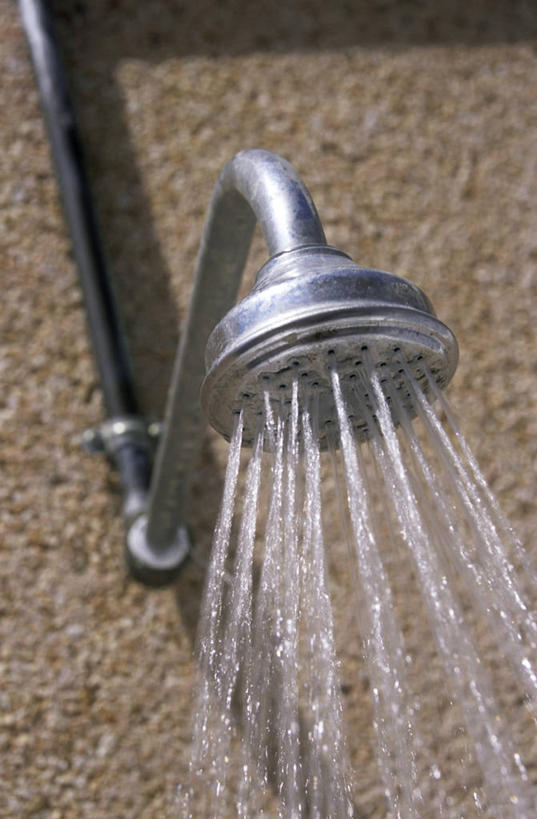 无人,竖图,室内,特写,白天,仰视,卫生间,浴室,飞溅,溅,液体,水滴,花洒,莲蓬头,水珠,喷洒,喷雾头,淋浴房,彩图,低角度拍摄,冲凉房,沐浴间,沐浴室