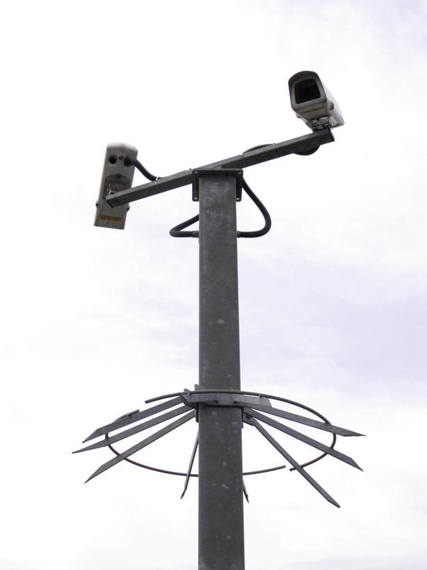 无人,竖图,室内,白天,仰视,柱子,云,云朵,摄像头,云彩,蓝色,白云,蓝天,天空,天,晴朗,监视器,监视,晴空,彩图,低角度拍摄