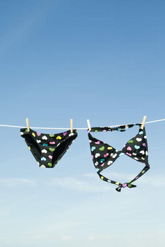 无人,竖图,室外,特写,白天,仰视,泳装,比基尼,晾晒,木制,云,云朵,挂,云彩,蓝色,黑色,白云,蓝天,天空,夹子,木制品,绳子,天,两件,晴朗,绳索,衣夹,晴空,彩图,低角度拍摄,三点式,泳衣