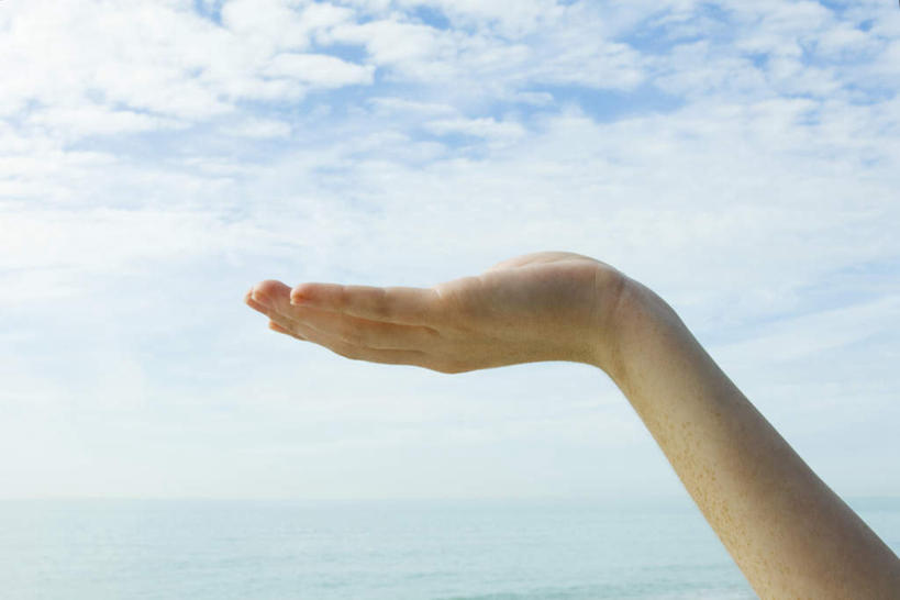 西方人,手,一个人,举,横图,室外,特写,白天,仰视,海浪,海洋,欧洲,欧洲人,仅一个年轻女性,仅一个女性,仅一个人,浪花,云,云朵,摊开,云彩,蓝色,白云,蓝天,天空,海水,天,托,手部,晴朗,海景,年轻女性,女人,女性,白种人,大海,风浪,海,海水的波动,近岸浪,涌浪,晴空,举起,举手,举着,向上举,向上伸,向上托,半身,彩图,低角度拍摄