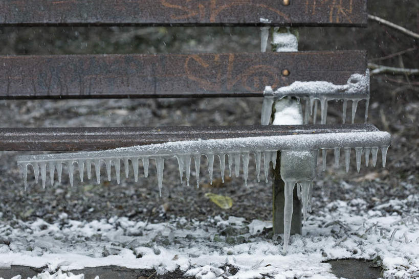 无人,横图,室外,白天,仰视,美景,雪,大雪,静物,椅子,木椅,躺椅,冰,积雪,景观,雪景,冬季,冬天,冰柱,自然,景色,寒冷,自然风光,严寒,彩图,低角度拍摄