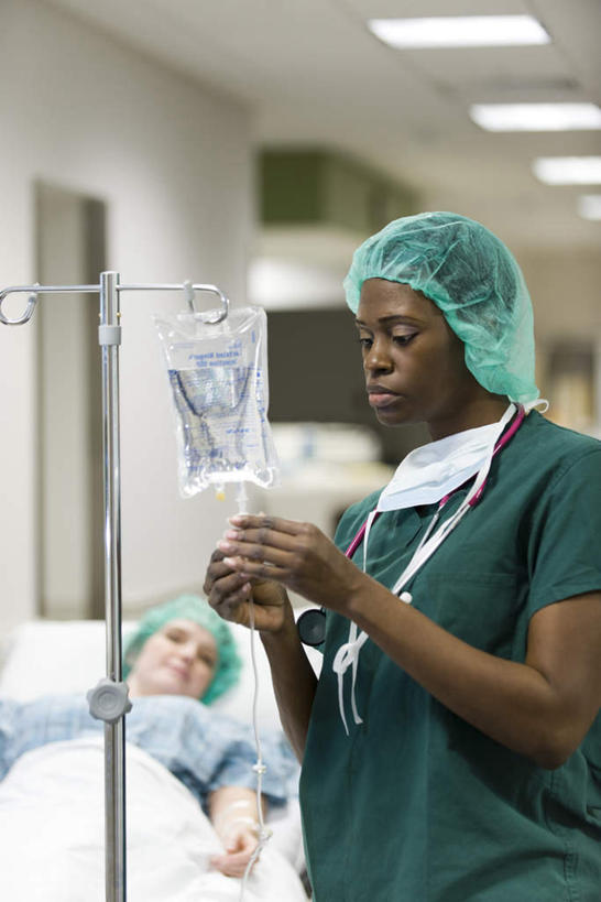 西方人,两个人,医生,病人,医院,站,躺,举,笑,微笑,竖图,室内,白天,侧面,床,门,照明,欧洲,非洲,黑人,欧洲人,握,墙,灯光,床单,拿,拿着,被子,顶灯,墙壁,墙面,灯,医疗用品,灯具,门框,托,站着,医护人员,医疗人员,治疗,握着,单人床,照亮,医疗,被单,输液,照明设备,输液袋,医疗器械,医疗机构,静脉输液,输液杆,卧着,年轻女性,女人,女性,白种人,非洲人,大夫,患者,就医者,举起,举手,举着,躺着,卧,向上举,向上伸,向上托,站立,半身,彩图,病院,诊所,点滴