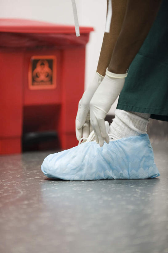 西方人,手,腿部,腿,一个人,医生,医院,蹲,竖图,室内,白天,仰视,鞋子,欧洲,非洲,黑人,欧洲人,仅一个年轻女性,仅一个女性,仅一个人,弯腰,垃圾桶,穿,一个,红色,医护人员,医疗人员,手部,单个,医疗机构,鞋套,弯身,年轻女性,女人,女性,非洲人,大夫,蹲着,半身,彩图,低角度拍摄,病院,诊所