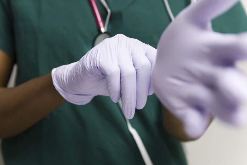 西方人,一个人,医生,医院,举,横图,室内,白天,正面,欧洲,非洲,黑人,欧洲人,仅一个年轻女性,仅一个女性,仅一个人,穿,手套,听诊器,托,医护人员,医疗人员,医疗设备,医疗机构,年轻女性,女人,女性,非洲人,大夫,举起,举手,举着,向上举,向上伸,向上托,半身,彩图,病院,诊所