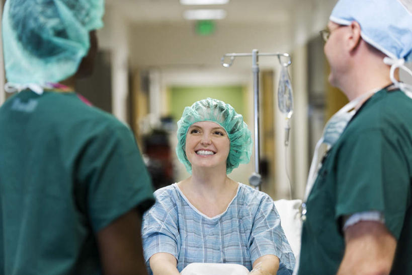 西方人,三个人,医生,病人,医院,站,坐,笑,微笑,露齿笑,横图,室内,白天,正面,照明,欧洲,非洲,黑人,欧洲人,墙,灯光,注视,顶灯,墙壁,墙面,灯,医疗用品,灯具,观察,看,站着,医护人员,医疗人员,治疗,观看,照亮,察看,输液,照明设备,关注,输液袋,医疗器械,医疗机构,静脉输液,输液杆,男人,男性,年轻女性,女人,女性,中年男性,白种人,非洲人,大夫,患者,就医者,站立,坐着,半身,彩图,病院,诊所,点滴