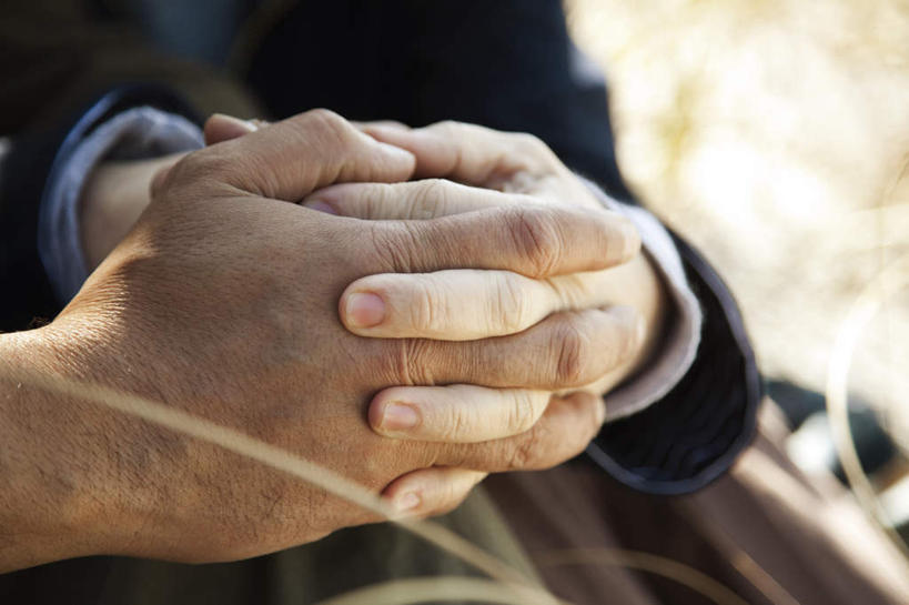 西方人,手,两个人,夫妻,双手交叉,横图,俯视,室外,特写,白天,植物,欧洲,欧洲人,服装,枯萎,枯草,休闲装,草,衣服,黄色,休闲,手部,休闲服,服饰,裹着,男人,男性,女人,女性,中年男性,中年女性,白种人,十字手,半身,彩图,高角度拍摄