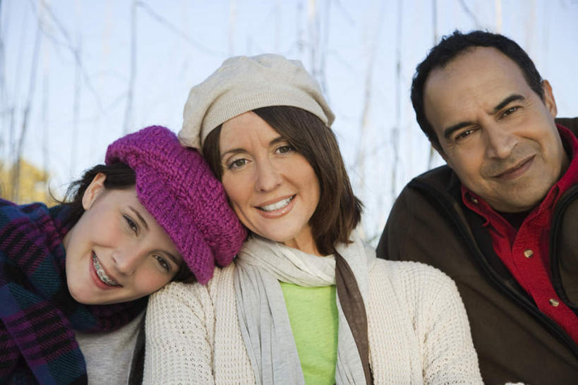 西方人,三个人,家庭,母亲,父亲,女儿,坐,笑,微笑,露齿笑,横图,室外,白天,正面,草地,植物,欧洲,欧洲人,注视,草,蓝色,绿色,蓝天,天空,天,观察,看,靠,靠着,倚靠,温暖,温馨,父女,母女,三口之家,一家人,父爱,母爱,晴朗,观看,和睦,察看,倚着,关注,万里无云,男人,男性,年轻女性,女人,女性,中年男性,中年女性,白种人,晴空,晴空万里,坐着,半身,彩图,融洽