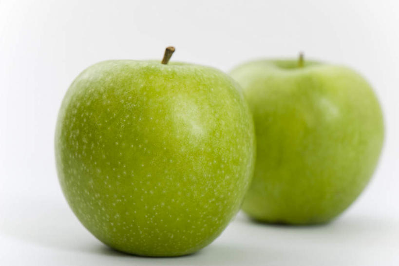 无人,横图,室内,白天,白色背景,正面,苹果,水果,新鲜,生食,食品,青色,果实,食物,两个,摄影,有机食品,绿色食品,影棚,彩图,影棚拍摄,拍摄