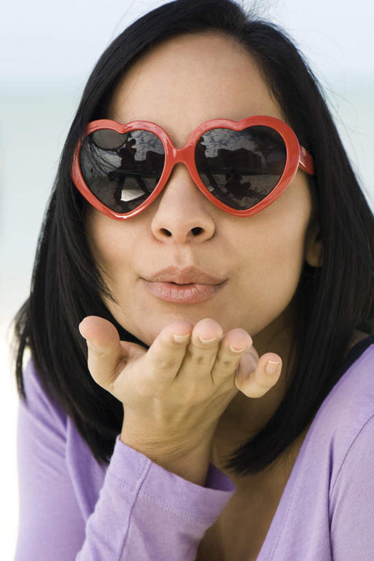 西方人,嘴,一个人,举,竖图,室外,特写,白天,正面,爱情,欧洲,欧洲人,仅一个年轻女性,仅一个女性,仅一个人,撑,爱心,墨镜,眼镜,摊开,浪漫,托腮,蓝色,蓝天,天空,太阳镜,太阳眼镜,天,吹,嘟嘴,托,温暖,温馨,心形,撅嘴,遮阳镜,恩爱,晴朗,单手,和睦,托下巴,万里无云,年轻女性,女人,女性,白种人,心型,嘴巴,嘴唇,晴空,晴空万里,举着,向上举,向上伸,向上托,半身,彩图,融洽