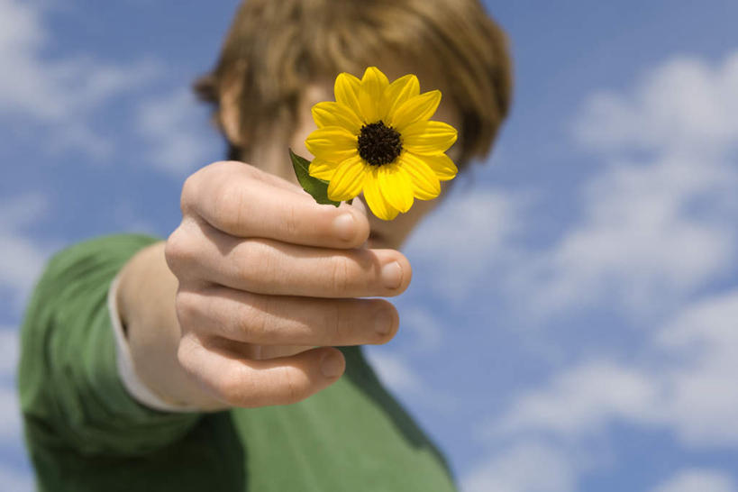 西方人,一个人,站,举,横图,室外,白天,仰视,向日葵,欧洲,欧洲人,仅一个男性,仅一个人,递,握,阴影,盛开,光线,影子,云,云朵,拿,花蕾,云彩,拿着,花,花瓣,花朵,鲜花,仅一个年轻男性,一朵,蓝色,白云,蓝天,天空,阳光,天,花苞,花蕊,托,站着,握着,晴朗,朝阳花,葵花,望日莲,向阳花,转日莲,男人,男性,年轻男性,白种人,晴空,举着,站立,半身,彩图,低角度拍摄