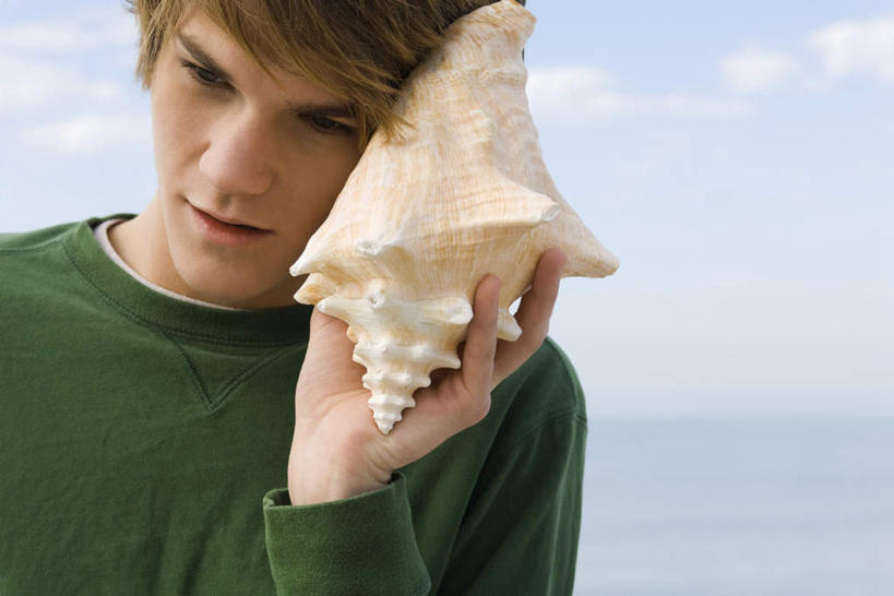 西方人,一个人,站,举,横图,室外,白天,仰视,海浪,海洋,欧洲,欧洲人,仅一个男性,仅一个人,握,浪花,水平线,云,云朵,海螺,海平线,拿,云彩,拿着,仅一个年轻男性,蓝色,白云,蓝天,天空,海水,天,托,站着,享受,握着,晴朗,倾听,海景,男人,男性,年轻男性,白种人,贝类外壳,海螺壳,软体动物外壳,大海,风浪,海,海水的波动,近岸浪,涌浪,晴空,举着,向上举,向上伸,向上托,站立,半身,彩图,低角度拍摄