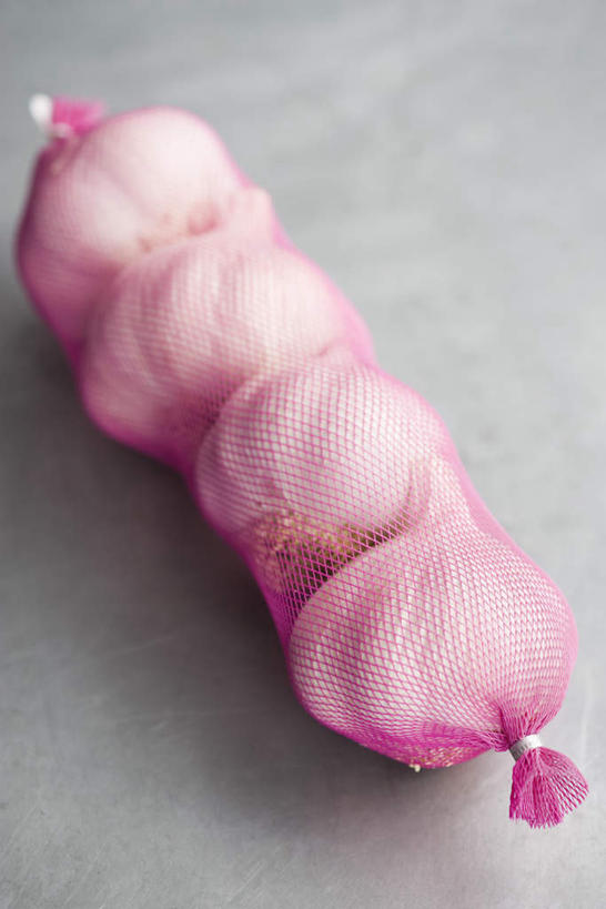 无人,竖图,俯视,室内,白天,白色背景,蔬菜,蒜,袋子,一排,新鲜,整齐,食品,捆,食物,排列,四个,摄影,有机食品,绿色食品,影棚,装,队列,小蒜,大蒜,彩图,高角度拍摄,影棚拍摄,拍摄