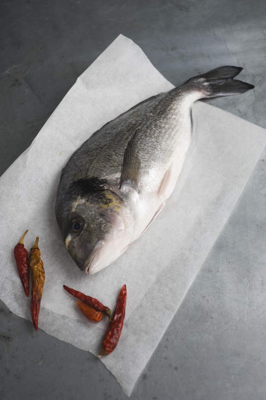 无人,竖图,俯视,室内,特写,白天,辣椒,鱼,水产,鱼类,纸巾,摄影,影棚,水生动物,水生物,鳊鱼,武昌鱼,鳊花,槎头鳊,缩项鳊,鲂鱼,彩图,高角度拍摄,影棚拍摄,拍摄