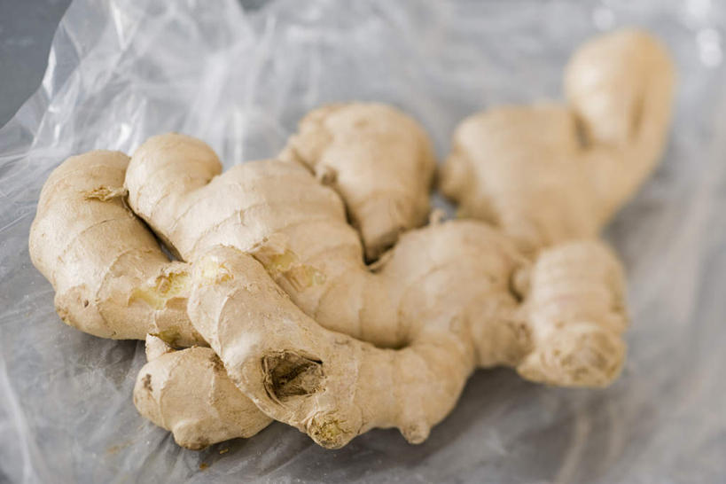 无人,横图,俯视,室内,特写,白天,姜,蔬菜,一堆,许多,堆叠,堆积,朦胧,模糊,新鲜,包装纸,食品,食物,摄影,有机食品,绿色食品,影棚,堆,塑料纸,生姜,老姜,彩图,高角度拍摄,影棚拍摄,拍摄