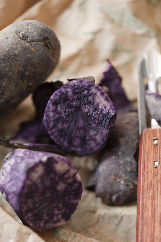 无人,竖图,俯视,室内,特写,白天,桌子,蔬菜,餐具,一堆,许多,堆叠,堆积,新鲜,碟子,盘,食品,刀具,食物,紫色,盘子,碟,刀,有机食品,绿色食品,堆,紫土豆,彩图,高角度拍摄,匕首