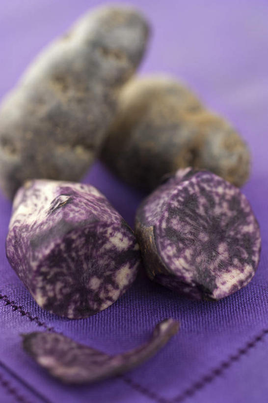 无人,竖图,俯视,室内,特写,白天,桌子,蔬菜,餐具,一堆,许多,堆叠,堆积,朦胧,模糊,新鲜,碟子,盘,食品,食物,紫色,盘子,碟,有机食品,绿色食品,堆,紫土豆,彩图,高角度拍摄