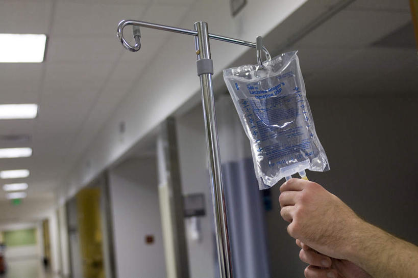 西方人,手,一个人,医生,医院,举,横图,室内,白天,仰视,门,照明,欧洲,欧洲人,仅一个男性,仅一个人,仅一个中年男性,握,墙,走廊,灯光,拿,拿着,顶灯,墙壁,墙面,灯,医疗用品,灯具,门框,托,医护人员,医疗人员,手部,治疗,握着,照亮,医疗,医疗设备,输液,白大褂,照明设备,医疗器械,医疗机构,输液瓶,静脉输液,输液杆,男人,男性,中年男性,白种人,大夫,举起,举手,举着,向上举,向上伸,向上托,半身,彩图,低角度拍摄,病院,诊所,点滴