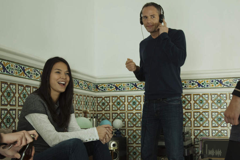 西方人,四个人,夫妻,伙伴,朋友,酒吧,站,坐,笑,双手交叉,微笑,露齿笑,横图,室内,白天,仰视,爱情,快乐,满意,友谊,幸福,台灯,天花板,照明,欧洲,欧洲人,握,开瓶器,墙,灯光,音响,浪漫,音乐,开瓶,拿,拿着,十指相扣,注视,娱乐,墙壁,墙面,玻璃制品,灯,酒瓶,玻璃瓶,耳机,瓶子,灯具,看,站着,享受,休闲,恩爱,放松,握着,恋人,观看,照亮,舒适,享乐,开启,照明设备,关注,启瓶器,瓶启,友情,男人,男性,年轻男性,年轻女性,女人,女性,白种人,情侣,站立,坐着,半身,彩图,低角度拍摄,酒吧间,酒馆,伴侣,酒具