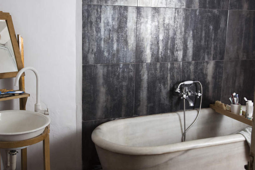 无人,横图,室内,白天,正面,镜子,卫生间,浴室,杯子,瓷砖,水龙头,牙刷,塑料,墙,洗手盆,架子,墙壁,墙面,塑料制品,毛巾,浴缸,镜像,镜面,漱口水,淋浴房,彩图,冲凉房,沐浴间,沐浴室