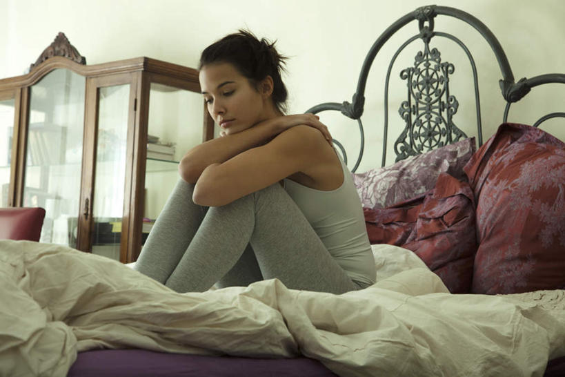 西方人,一个人,坐,双手交叉,横图,室内,白天,侧面,床,柜子,卧室,书籍,椅子,欧洲,欧洲人,仅一个年轻女性,仅一个女性,仅一个人,蜷缩,材料,档案,文件,墙,双人床,床单,被子,墙壁,墙面,资料,枕头,双手抱胸,被单,文档,档案柜,年轻女性,女人,女性,白种人,书,图书,坐着,半身,彩图,睡房,卧房