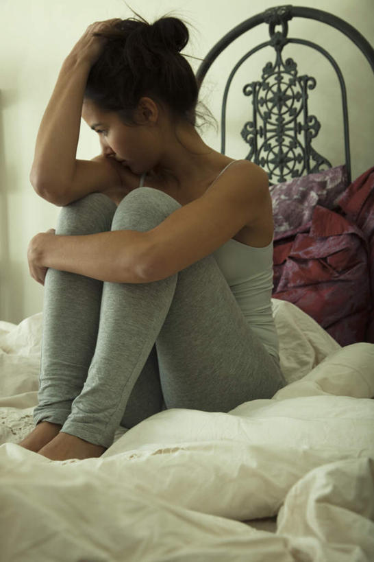 西方人,一个人,坐,举,摸,竖图,室内,白天,正面,床,卧室,欧洲,欧洲人,仅一个年轻女性,仅一个女性,仅一个人,抚摸,蜷缩,墙,双人床,床单,注视,被子,墙壁,墙面,枕头,看,托,观看,被单,关注,年轻女性,女人,女性,白种人,触摸,接触,举着,向上举,向上伸,向上托,坐着,彩图,全身,睡房,卧房