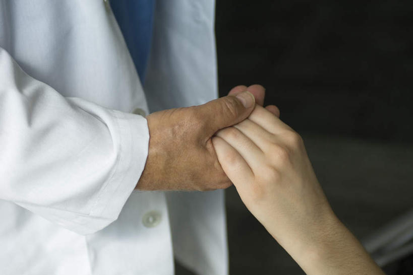 西方人,两个人,医生,病人,医院,握手,横图,室内,白天,侧面,欧洲,欧洲人,医护人员,医疗人员,白大褂,医疗机构,男人,男性,年轻男性,中年男性,白种人,大夫,患者,就医者,搀手,拉手,手搀手,手拉手,手牵手,手握手,半身,彩图,病院,诊所