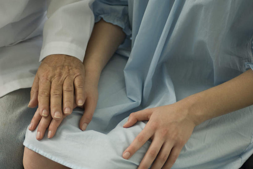 西方人,两个人,医生,病人,医院,坐,摸,横图,俯视,室内,白天,欧洲,欧洲人,抚摸,医护人员,医疗人员,搭,安慰,白大褂,搭着,医疗机构,老年男性,男人,男性,年轻女性,女人,女性,白种人,大夫,患者,就医者,触摸,接触,坐着,半身,彩图,高角度拍摄,病院,诊所