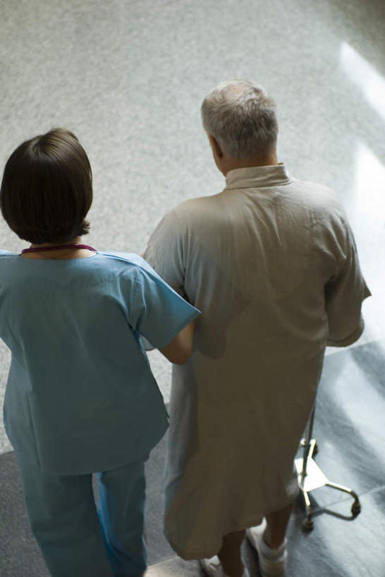 西方人,两个人,医生,病人,医院,走,竖图,俯视,室内,白天,楼梯,欧洲,欧洲人,阴影,反射,瓷砖,地砖,影子,阶梯,地面,台阶,扶,医护人员,医疗人员,拐杖,搀扶,扶着,医疗机构,老年男性,男人,男性,年轻女性,女人,女性,白种人,大夫,患者,就医者,步行,散步,走路,半身,彩图,高角度拍摄,病院,诊所